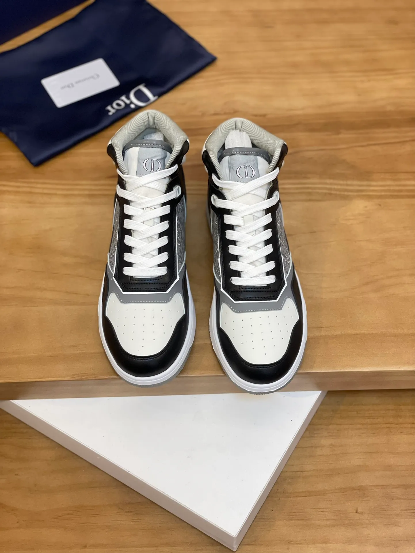 Men's shoes: 💰P460¥ Product trademark: Dior* "Dior*" high-top casual shoes Regular size: 38-44 (can be customized to 45.46) Product materials: Upper imported cowhide stitched with original fabric, breathable lining, original outsole. Number: 1006